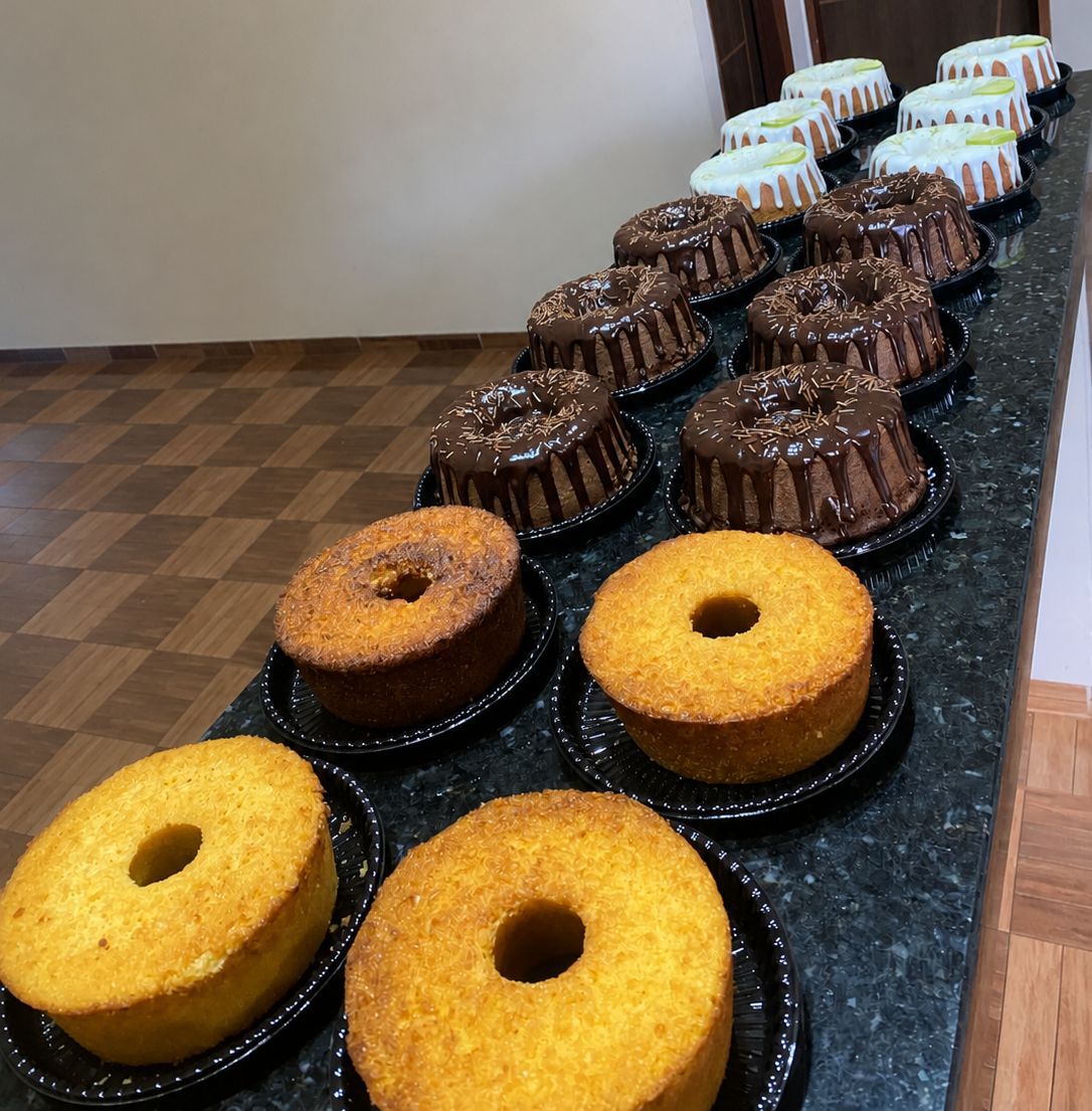 Bolo caseiro de milho verde com coco, iogurte com cobertura de limão